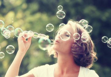 güzel kadın üfleme kabarcıklar