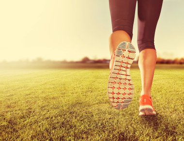 bacakları çimenlerin üzerinde