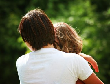 İnsanlar dışarıda sarılma