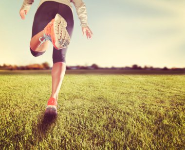 bacakları çimenlerin üzerinde