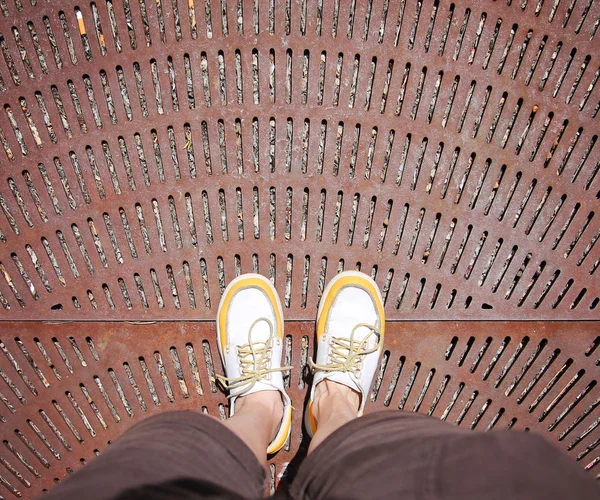 Sapatos de barco amarelo e branco — Fotografia de Stock