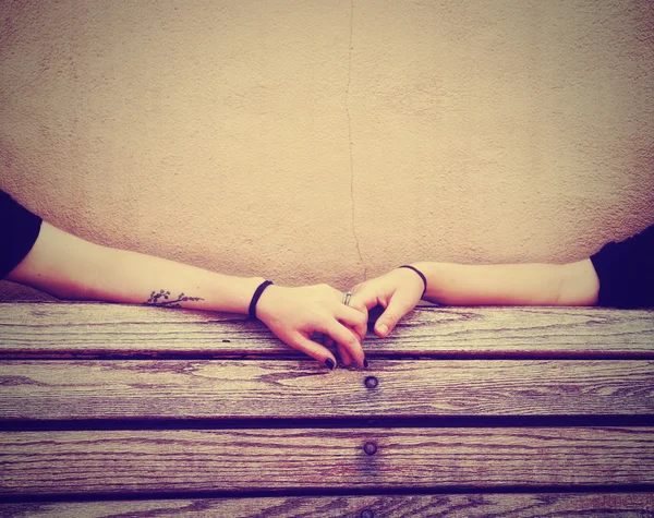 Two people holding hands on bench — Stock Photo, Image