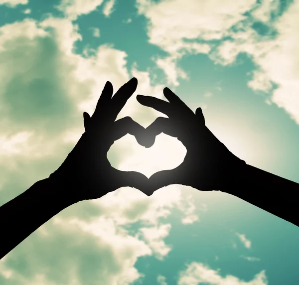 Dos manos haciendo forma de corazón en el cielo — Foto de Stock