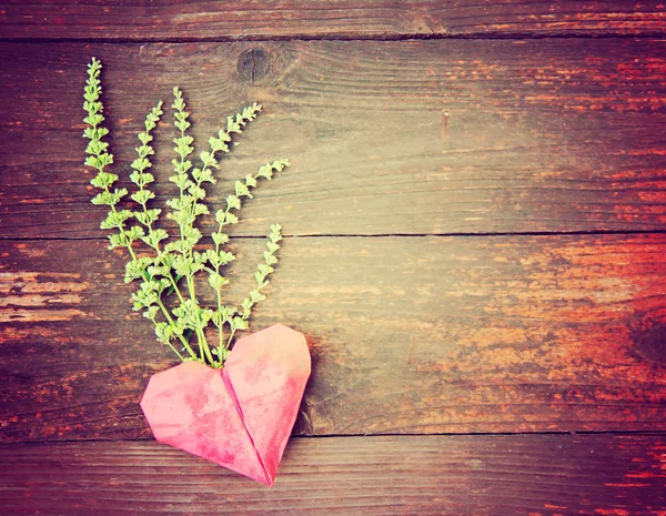 Corazón de origami en tableros viejos de la cerca — Foto de Stock