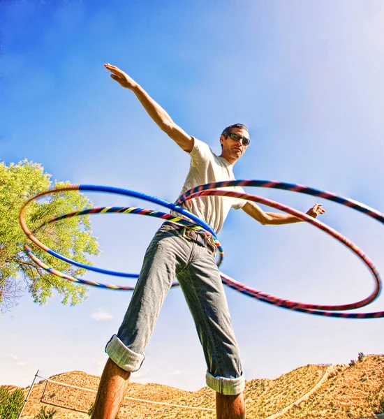 Junger Mann beim Hula-Hoop-Reifen — Stockfoto