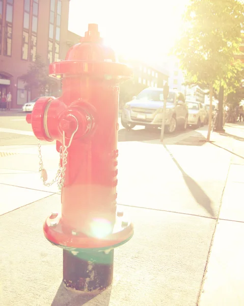 Une bouche d'incendie rouge dans une rue . — Photo