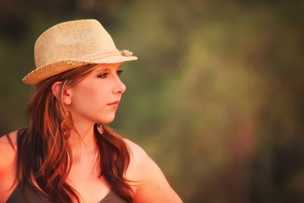 Femme en chapeau de cow-boy — Photo