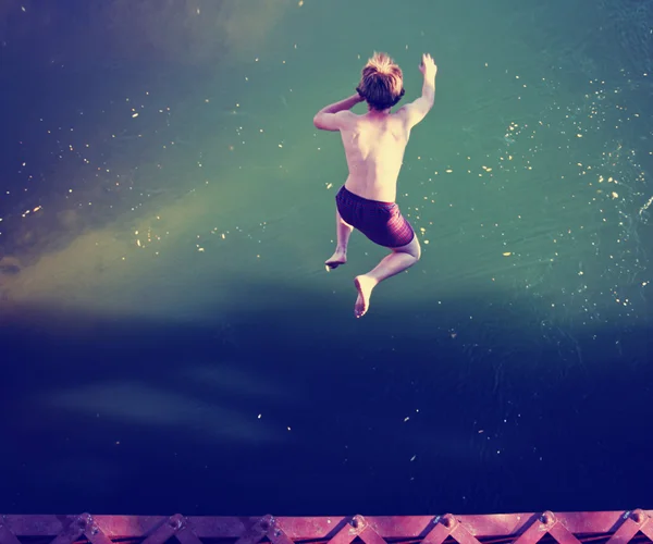 Хлопчик стрибає в річку — стокове фото