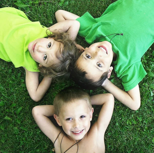 Des amis allongés dans l'herbe — Photo