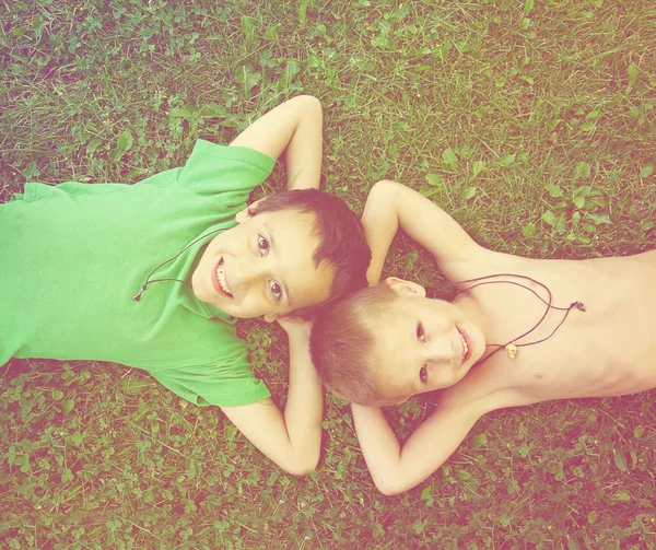 Two friends laying in grass — Stock Photo, Image