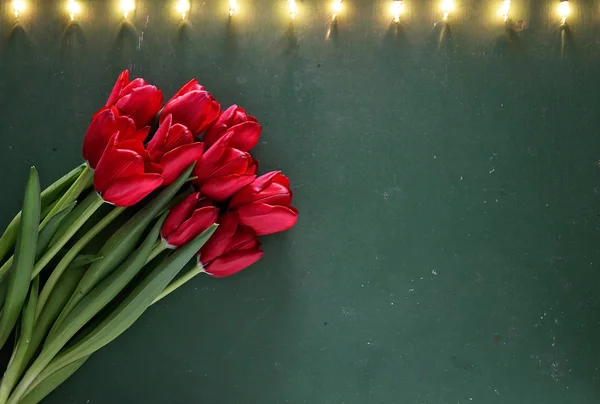 Tulipas na placa de madeira — Fotografia de Stock