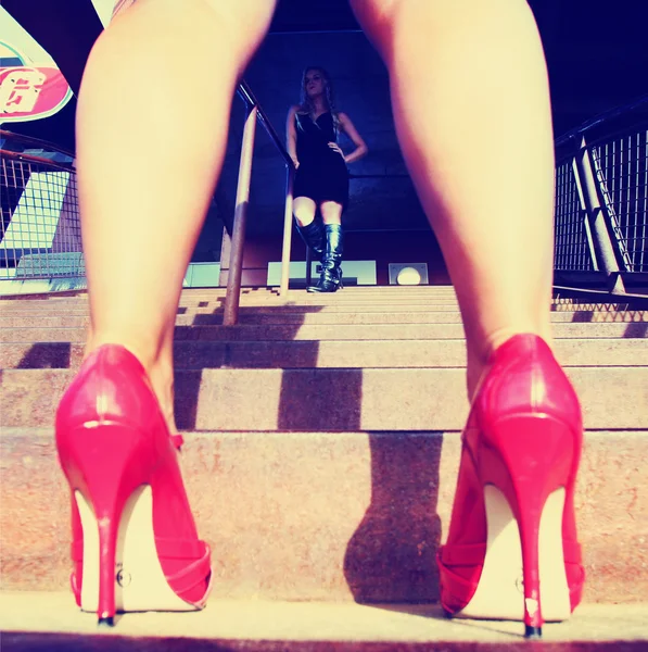 Paire de jambes en talons hauts — Photo