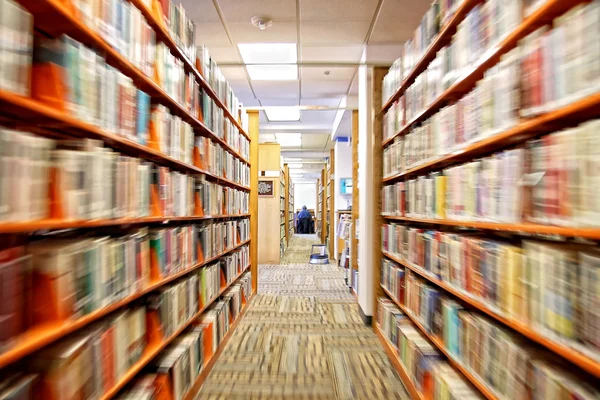 Allée dans la bibliothèque publique — Photo