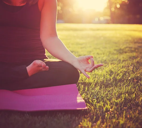 Woman meditating in yoga pose — Stock Photo, Image