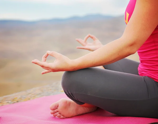 Frau meditiert in Yoga-Pose — Stockfoto