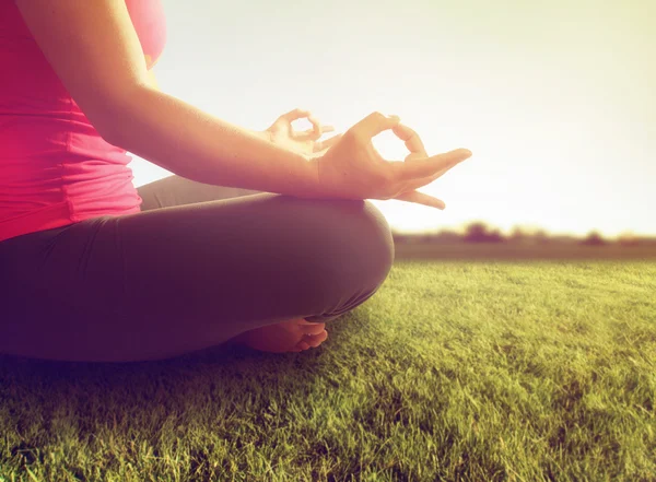 Mujer meditando en pose de yoga —  Fotos de Stock