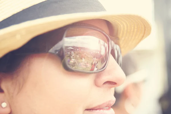 Jolie femme en lunettes de soleil — Photo
