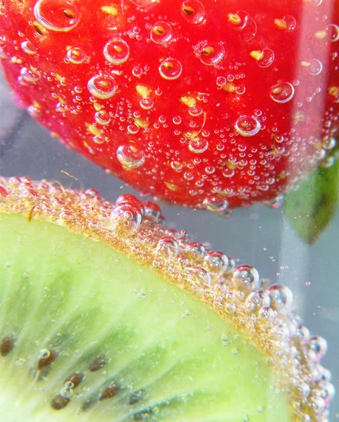 Strawberry and kiwi on drink — Stock Photo, Image