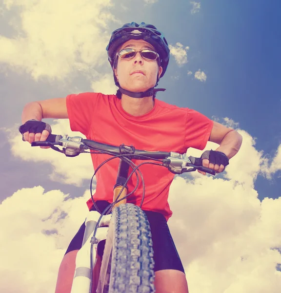 Vrouwelijke biker begint te rijden — Stockfoto