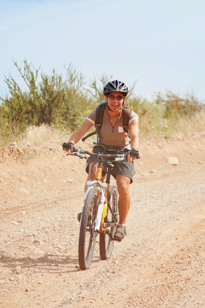 Chica montando una bicicleta de montaña —  Fotos de Stock