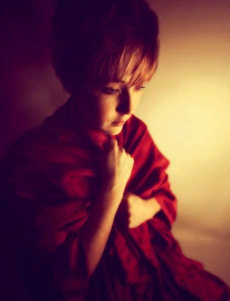 Battaniyeye sarılmış kız — Stok fotoğraf