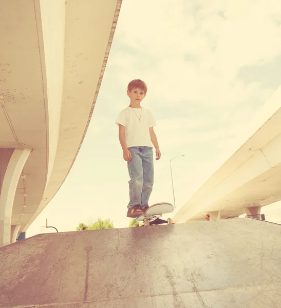 Jonge jongen skateboarden — Stockfoto