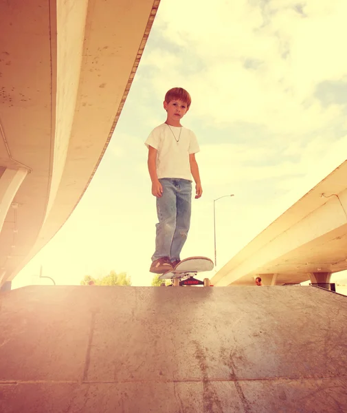 Jonge jongen skateboarden — Stockfoto