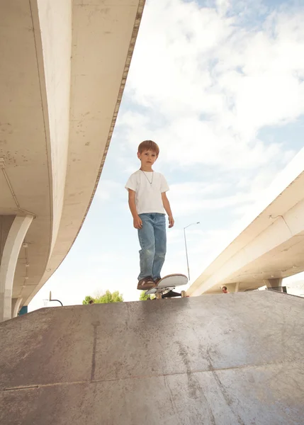 Rapaz no parque de skate local — Fotografia de Stock