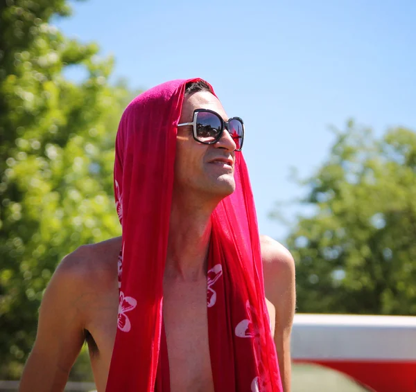 Man with a sarong on head — Stock Photo, Image