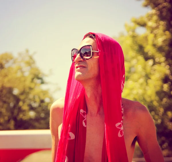 Man with sarong on head — Stock Photo, Image