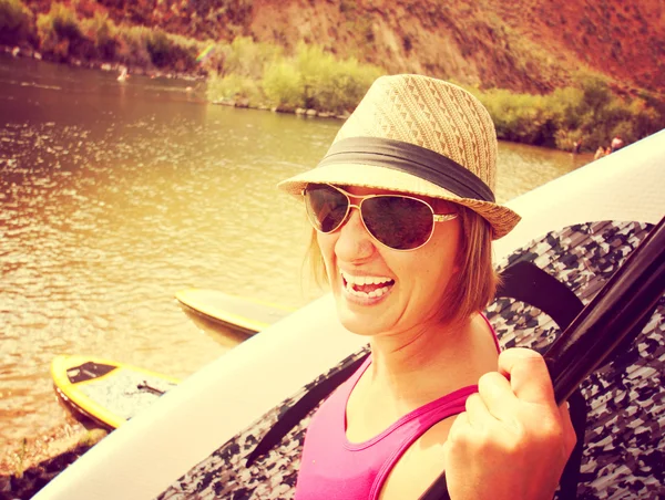 Pretty woman carrying surf board — Stock Photo, Image