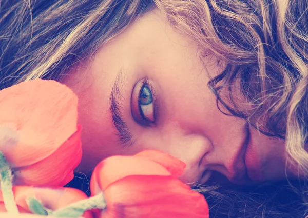 Fille avec des fleurs — Photo