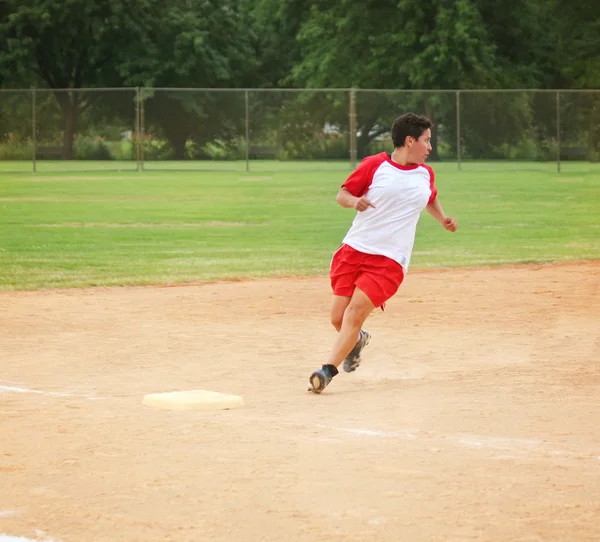 Kvinna som spelar en softball spel — Stockfoto