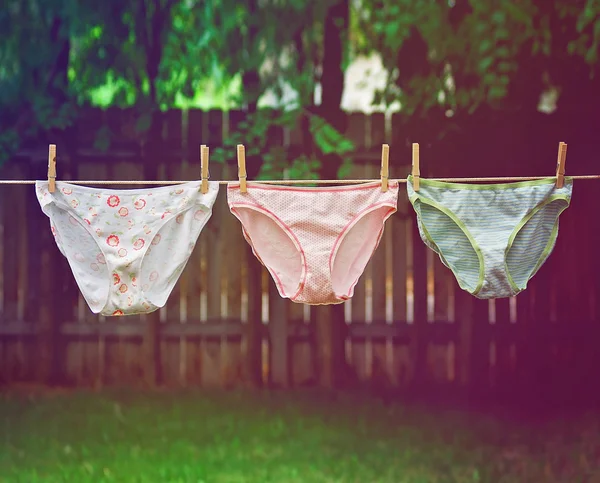 Mutandine appese sulla clothesline — Foto Stock