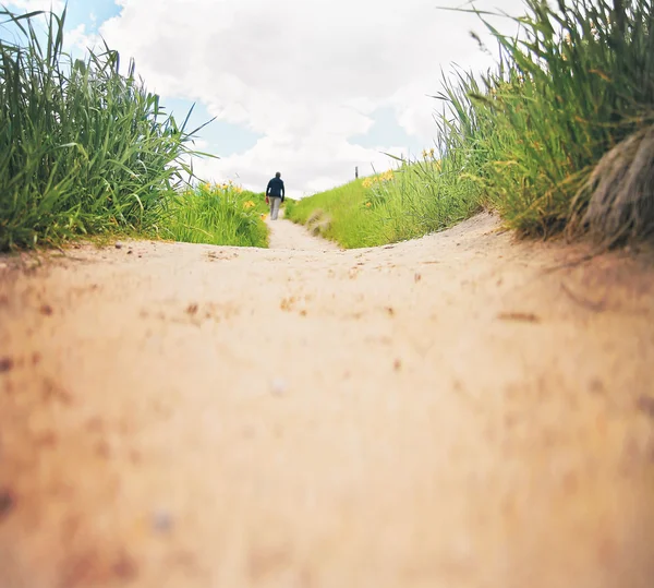 Pessoa que caminha no caminho — Fotografia de Stock