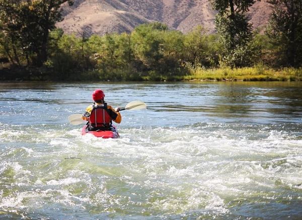 Woman kayaking on rough river — Stock Photo, Image