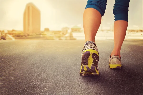 Frau geht joggen — Stockfoto