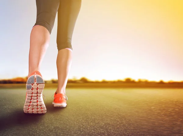 Kvinna gå för jog — Stockfoto