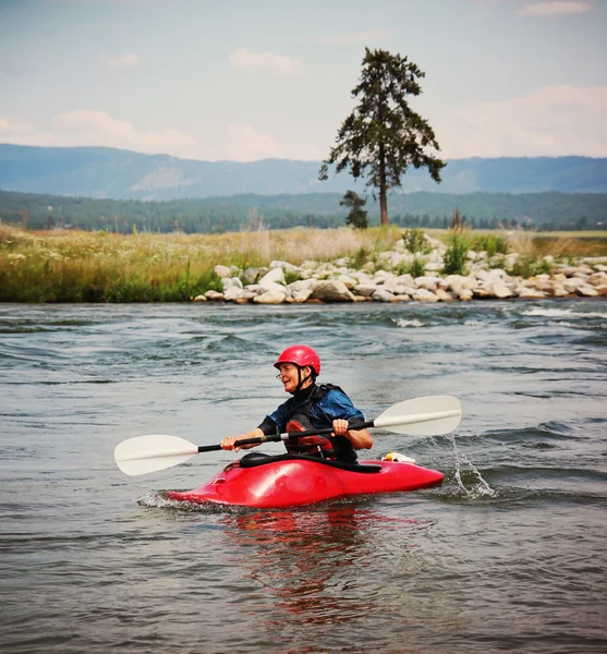 Kvinna kajakpaddling på grov floden — Stockfoto