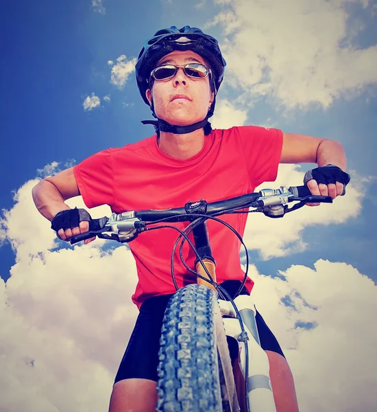 Mujer motociclista empezando a montar —  Fotos de Stock