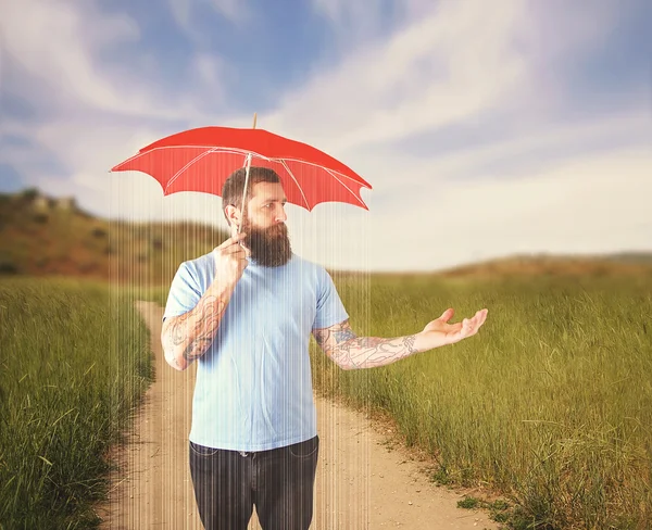 Homme en orage sous parapluie — Photo