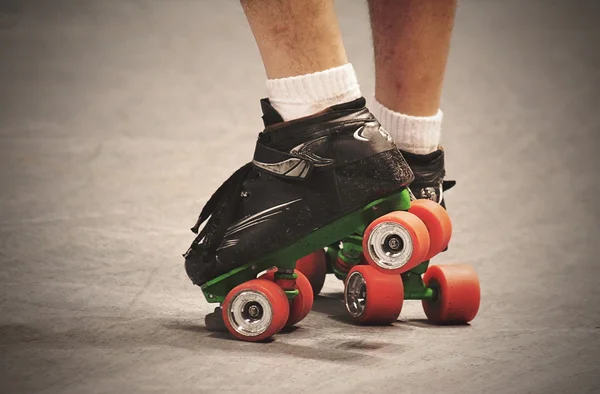 Paire de jambes en patins à roulettes — Photo