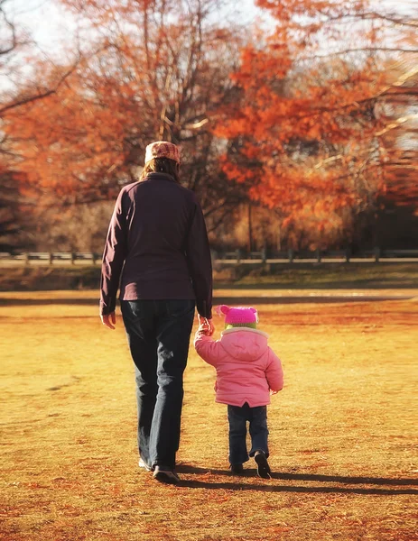 Mutter und Tochter im Park — Stockfoto