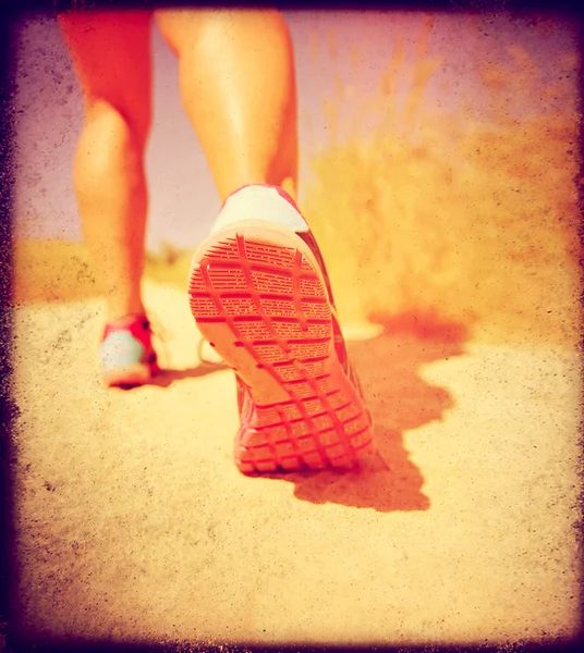 Par atlético de pernas correndo no caminho — Fotografia de Stock