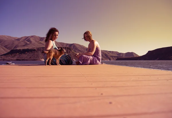 Deux femmes assises sur un quai — Photo