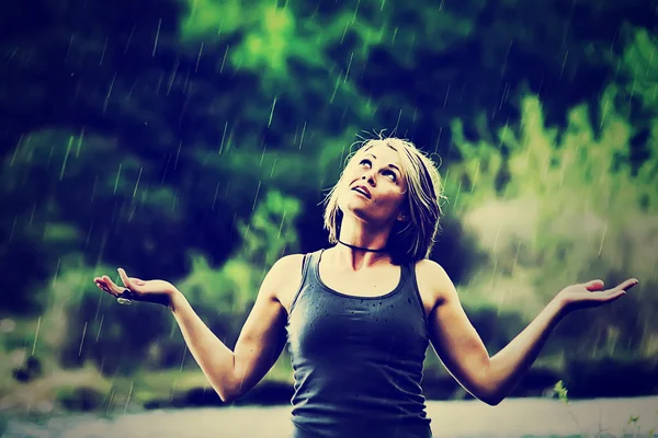 女の子が雨に降ら — ストック写真