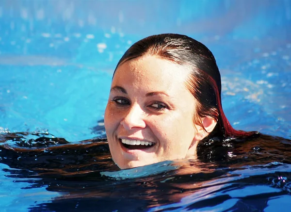 Mujer en una piscina —  Fotos de Stock