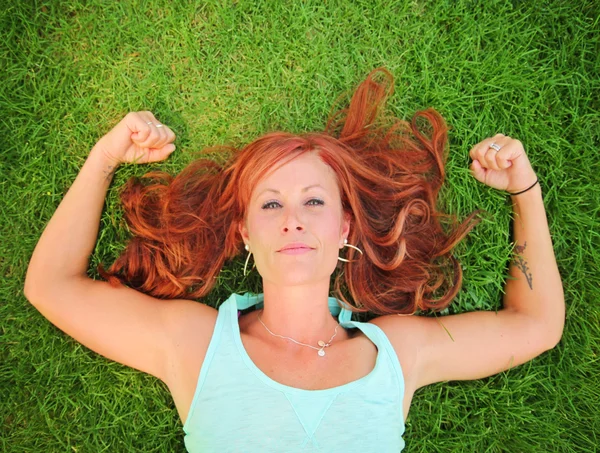 Pretty woman in green grass — Stock Photo, Image