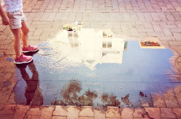 Mädchen planscht im Wasser — Stockfoto