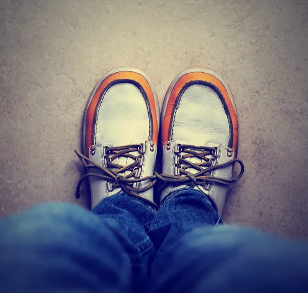 Желто-белая обувь — стоковое фото